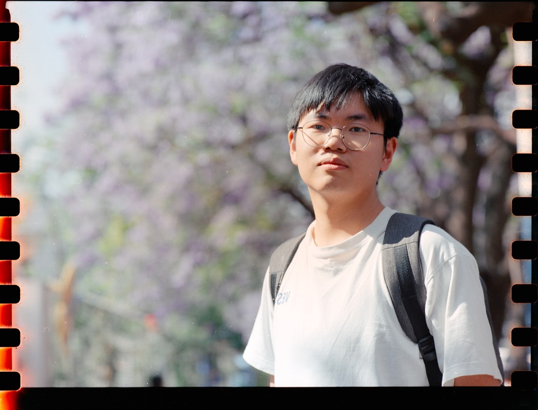 阳树森站在花树前，Photo 2